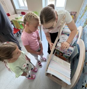 Read more about the article Fundacja MARTEL z sercem w Rawiczu! 49. biblioteczka oddana małym pacjentom
