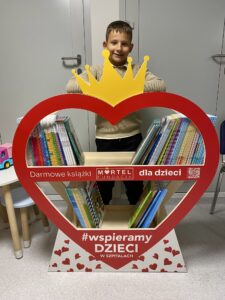 Read more about the article Pomnik Centrum Zdrowia Dziecka – niezwykłe wydarzenie! Przekazaliśmy 54 biblioteczne serce!